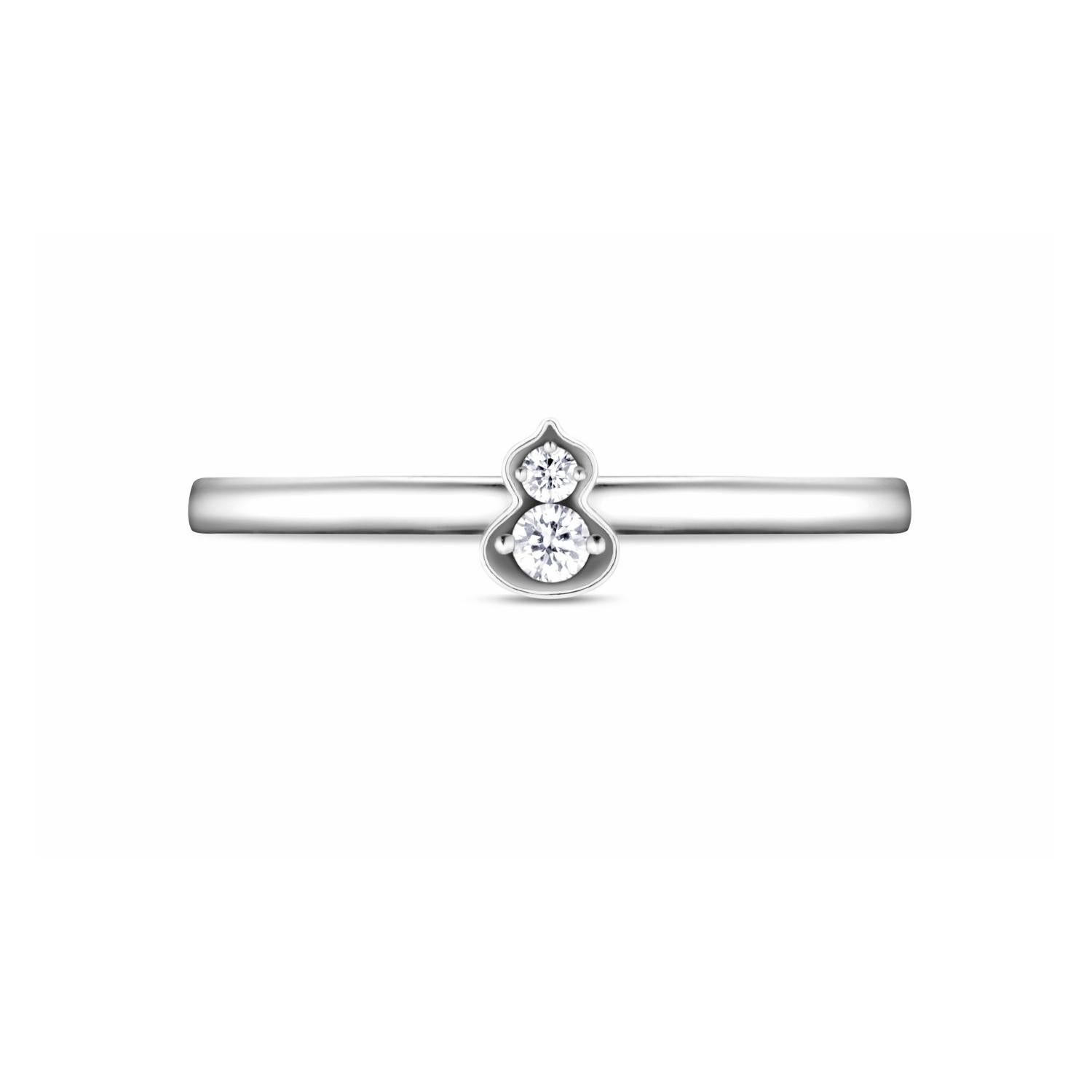 Wulu Mini Solitaire Ring in 18K White Gold Set with Diamonds